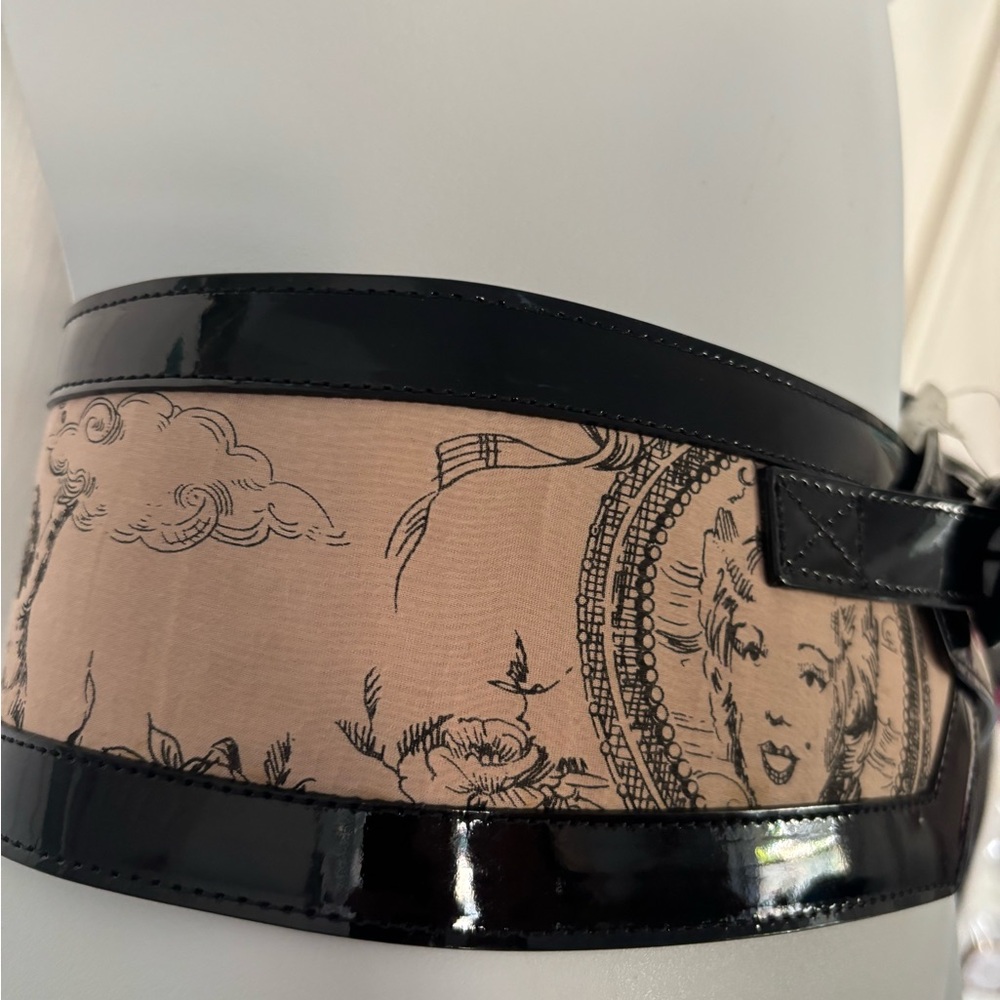 Carolina Herrera Black and Tan Graphic Belt Patent Leather Sz S BNWT